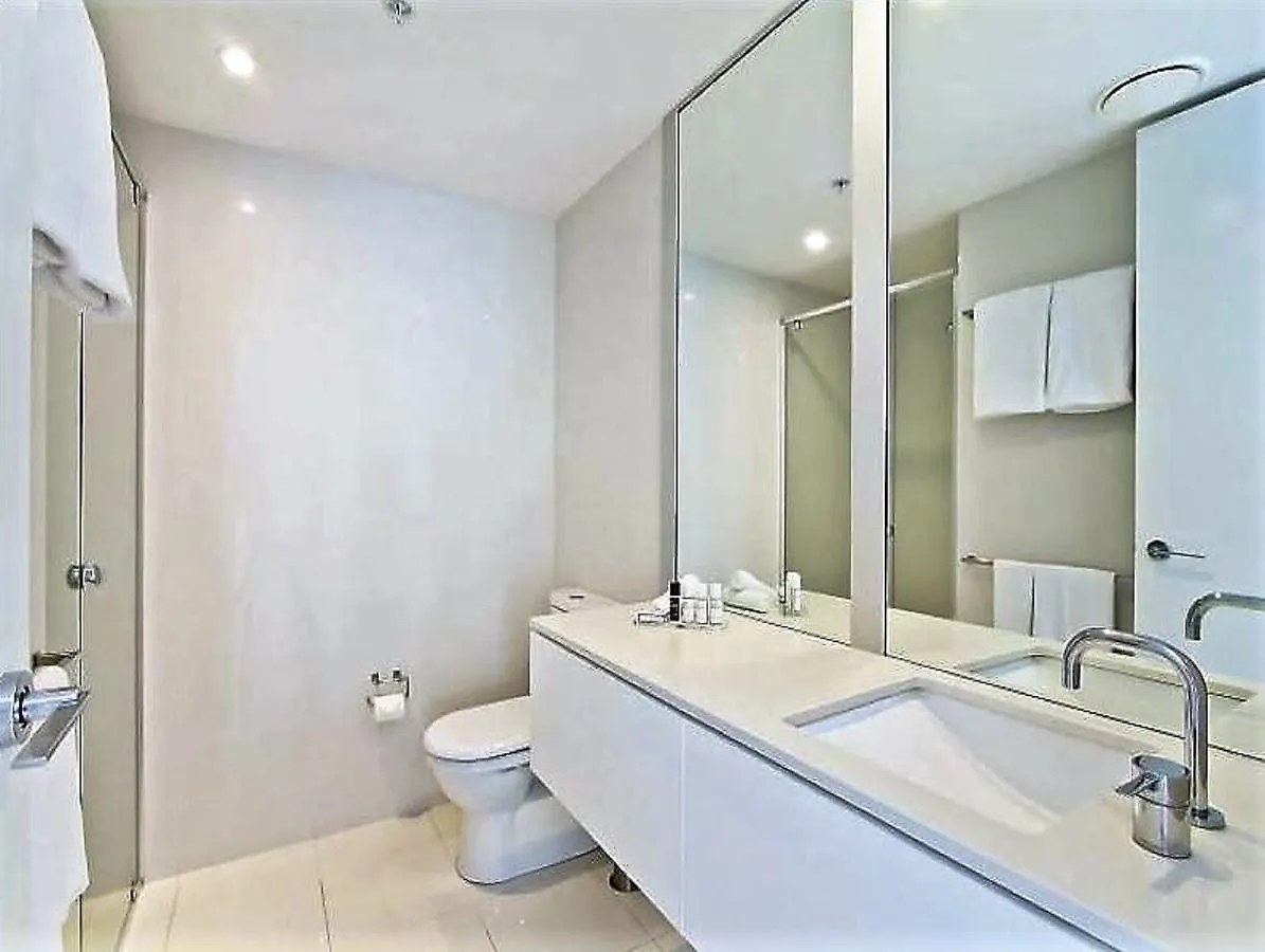 Apartment Queensland'S Tallest Resort Hamilton Avenue Surfers Paradise Gold Coast Australia